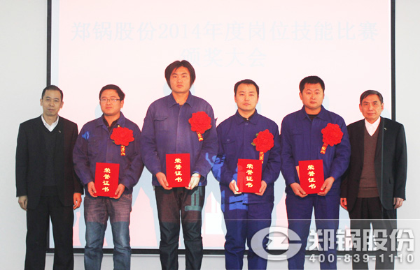 電子商務及銷售管理總監張修冰、質量總監能江嶺為獲獎第三名員工鄭軍等頒發榮譽證書